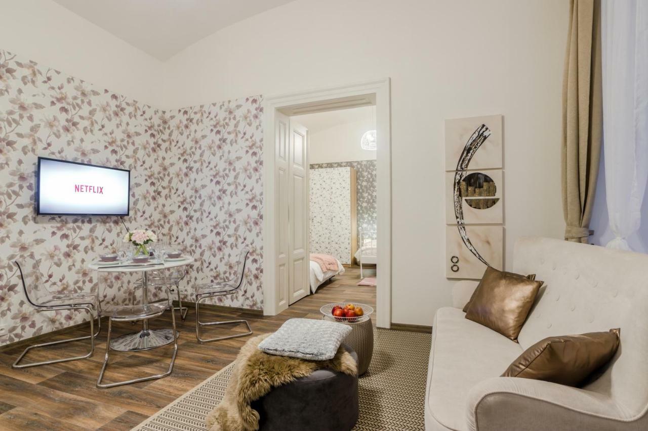 Apartment Near Charles Bridge By Michal&friends Prag